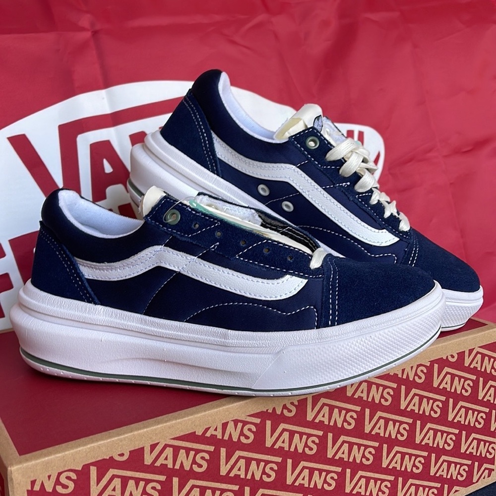 Vans Men’s Old Skool Over
Pop Color Dress Blues
VNOA7Q5ELKZ
platforms - sneakers - Picture 14 of 16